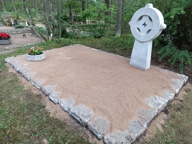 Korrastatud hauaplats Tallinnas, hauasammaa puhtaks pestud, paekivist hauapiire puhastatud ja kohendatud, sambla eemaldamine, uus liiv platsile