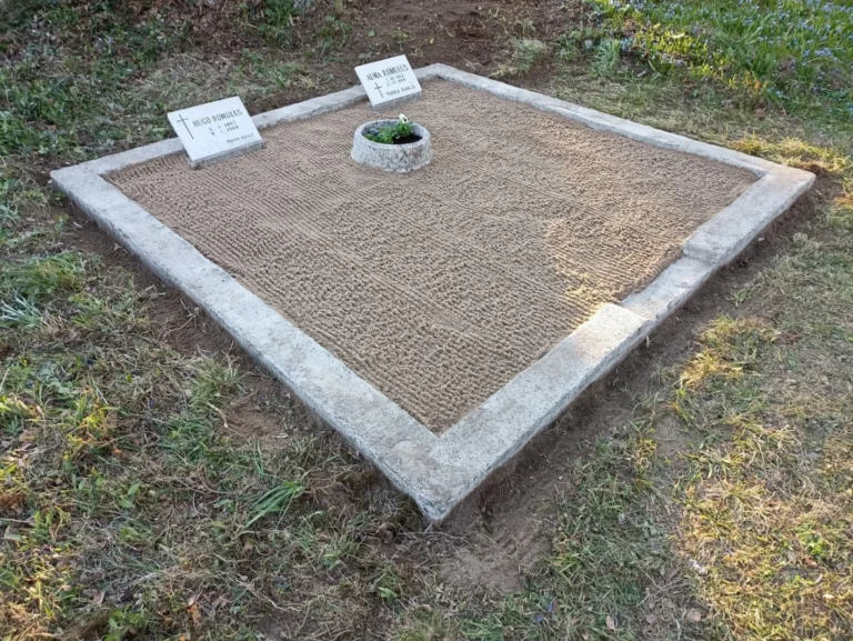 Hauaplats Hageri kalmistul pärast korrastamist. Pestud hauapiirded ja taastatud hauapaadid ning toodud uus liiv