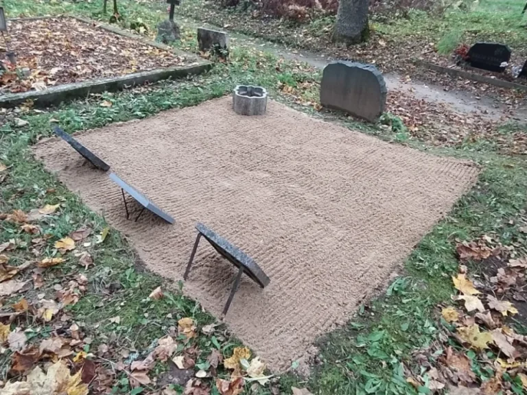 Mätaspiirdega hauaplatsil Pilistvere kalmistul tegime hauahoolduse käigus liiva vahetuse ja plaatide pesu