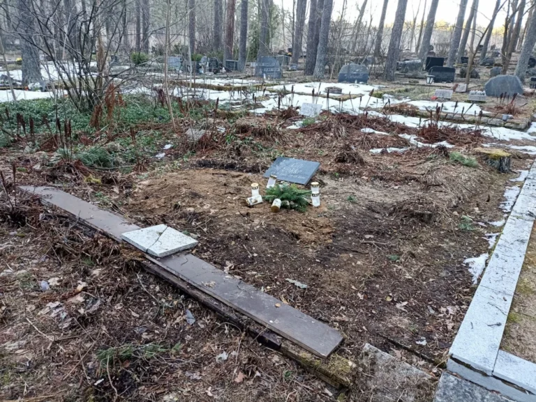 Pärnamäe kalmistu hauaplats enne renoveerimist