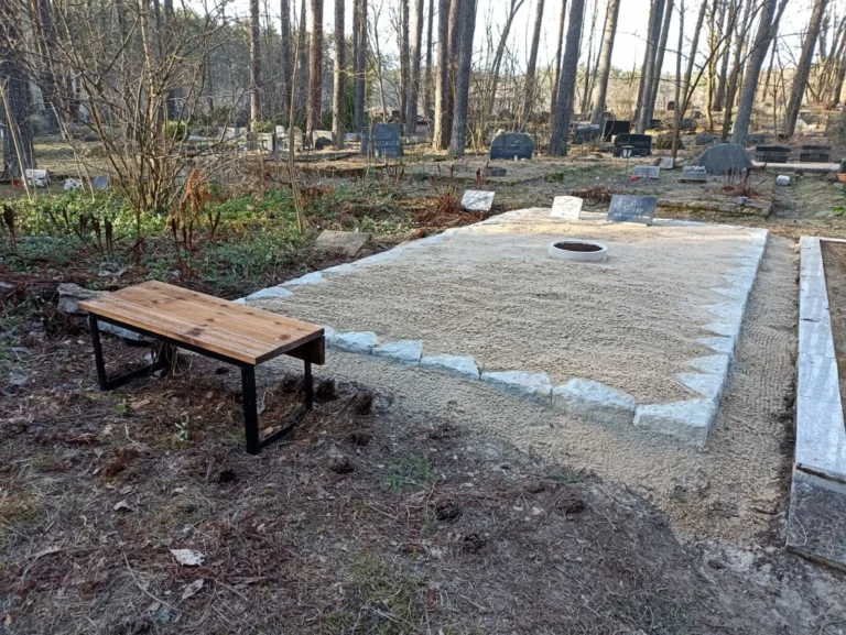 Pärnamäe kalmistu renoveeritud hauaplats uue kolmnurksest paekivist piirde ja värske liivaga